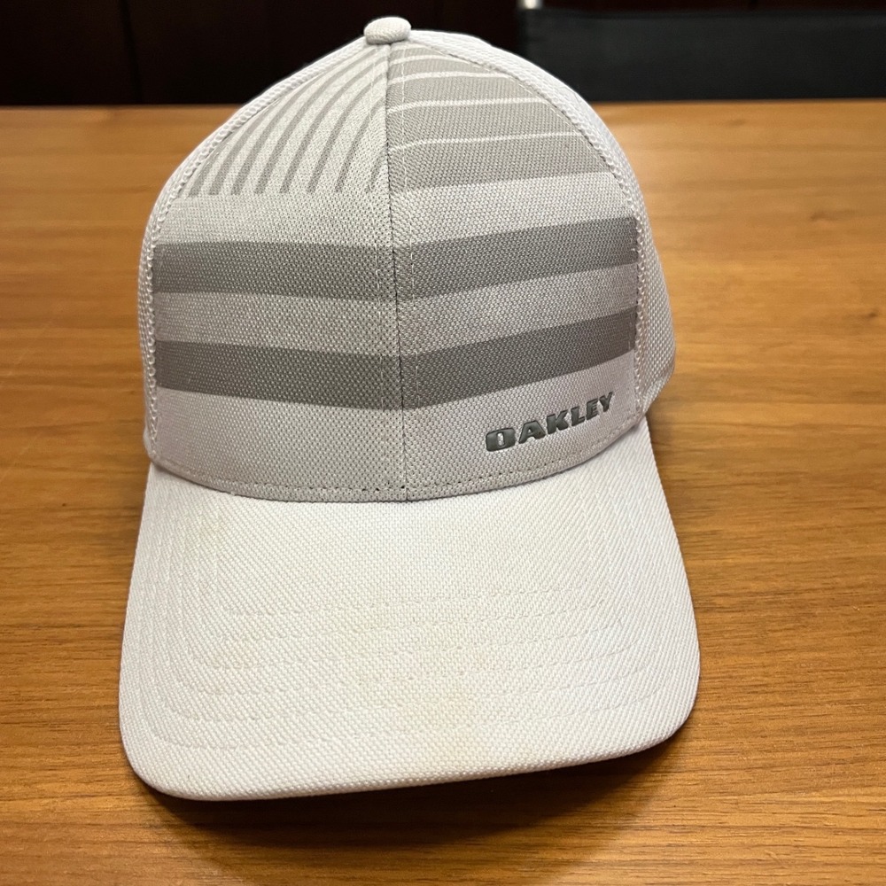 Oakley Trucker Hat Mens OS White Grey Pre-owned Mesh Back Striped Logo Cap